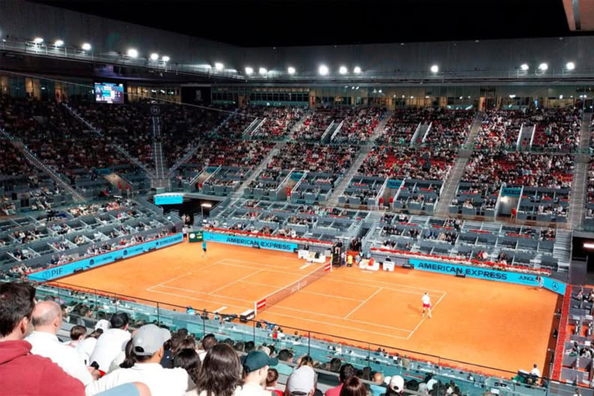 Schréder floodlights controlled by DMX have created a dynamic and immersive experience at Caja Magica
